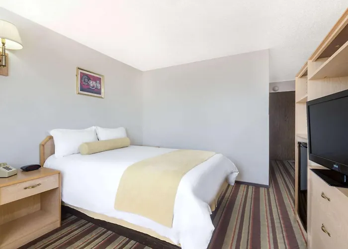 Hotel Super 8 By Wyndham Havasu